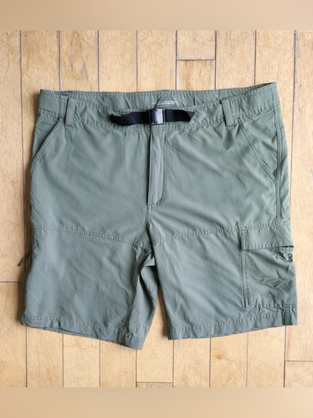 Columbia Omni‑Shield Olive Lightweight Built-In Belt Cargo Shorts Size 40 waist